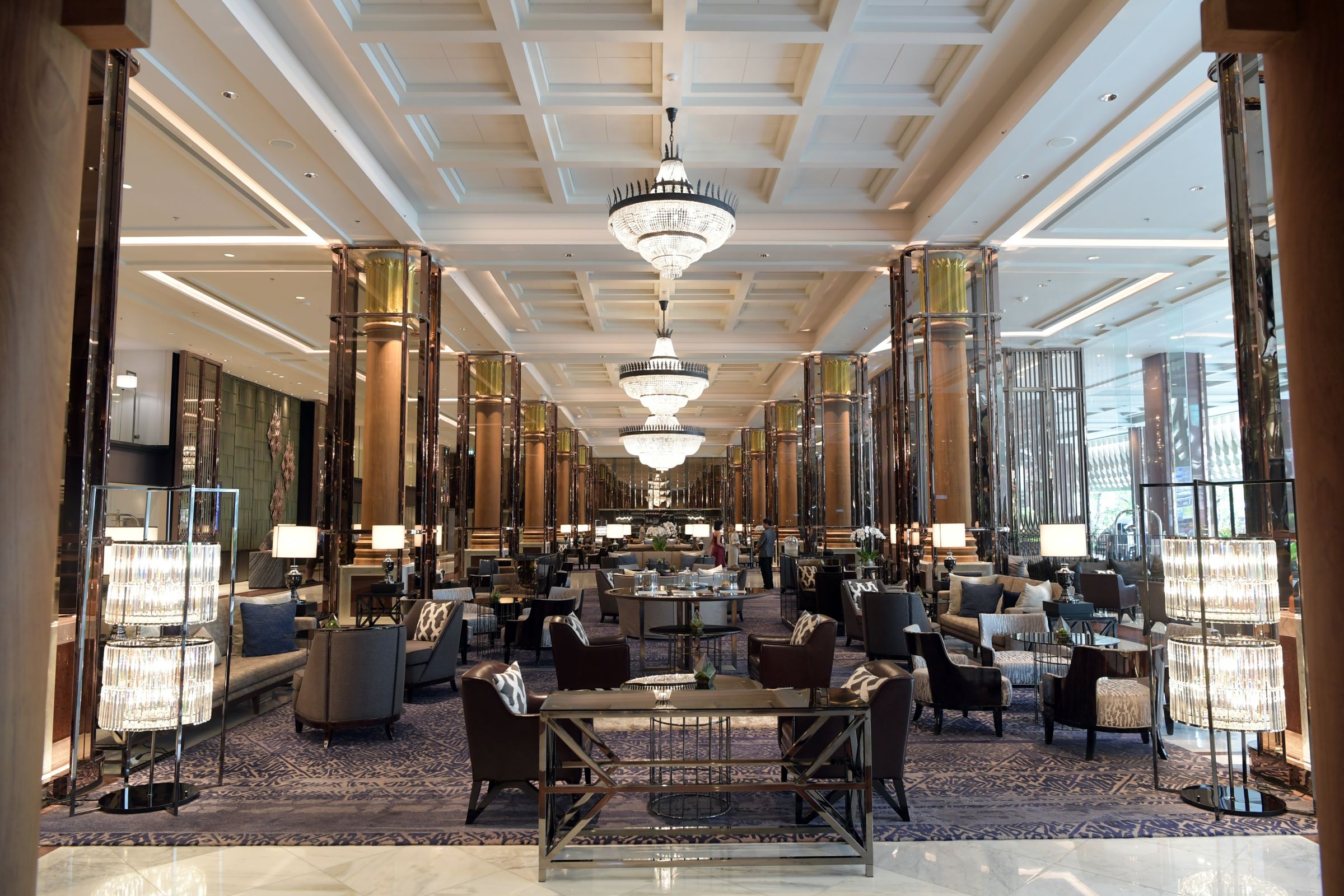 Lobby de hotel amplo, sofisticado e iluminado