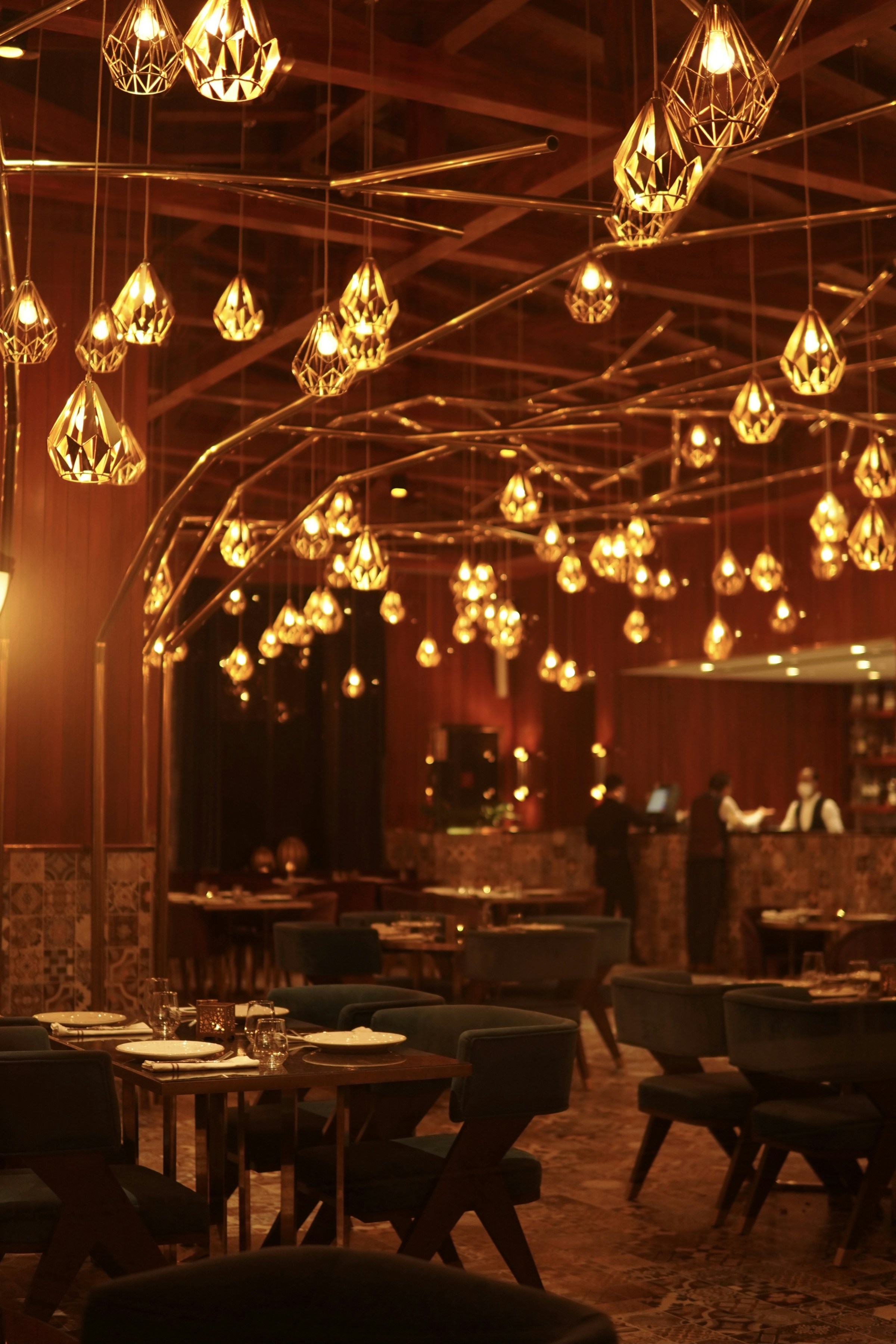 Detalhe de luminárias e teto em restaurante